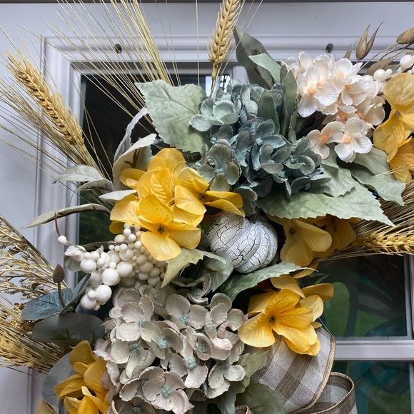 18” Fall grapevine wreath - Picture 3 of 8